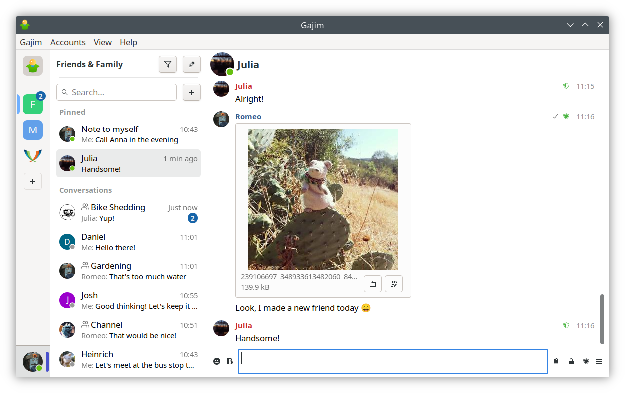 Bildschirmfoto des Gajim-Hauptfesters mit einem geöffneten Chat. Man sieht links drei Arbeitsbereiche, eine Liste mit Konversationen, zwei angepinnte Konversationen und eine geöffnete Konversation inklusive Konversationsverlauf selbst.